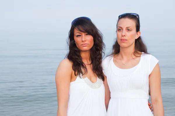 拥抱在海滩上的两个女性朋友 — 图库照片