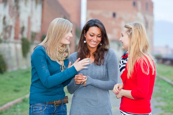 Drie vrouwen chatten buiten — Stockfoto