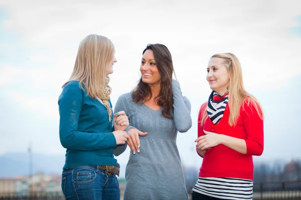 Tres mujeres charlando al aire libre —  Fotos de Stock