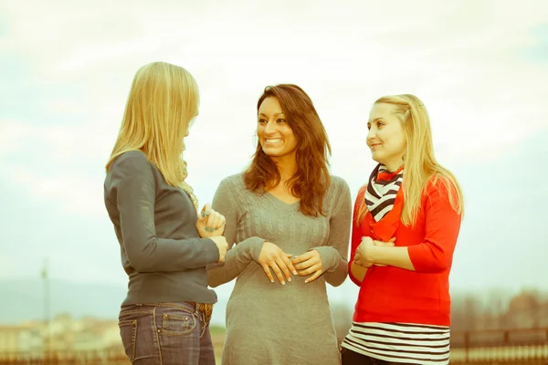Tre donne in chat all'aperto — Foto Stock