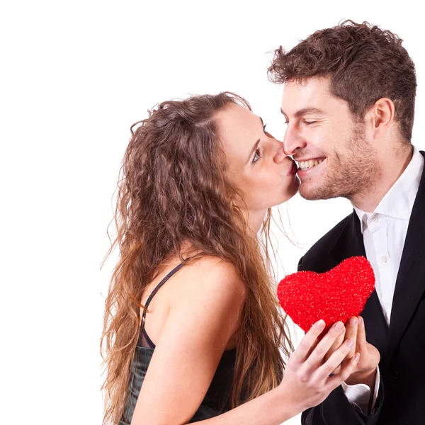 Pár se drží srdce, symbol lásky, na den svatého Valentýna — Stock fotografie