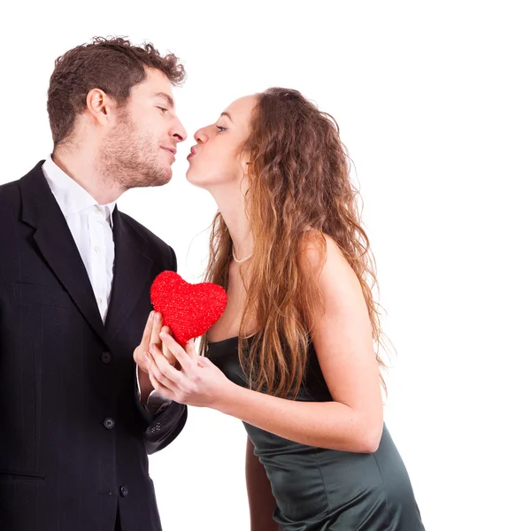 Paar mit Herz, Symbol der Liebe, am Valentinstag — Stockfoto