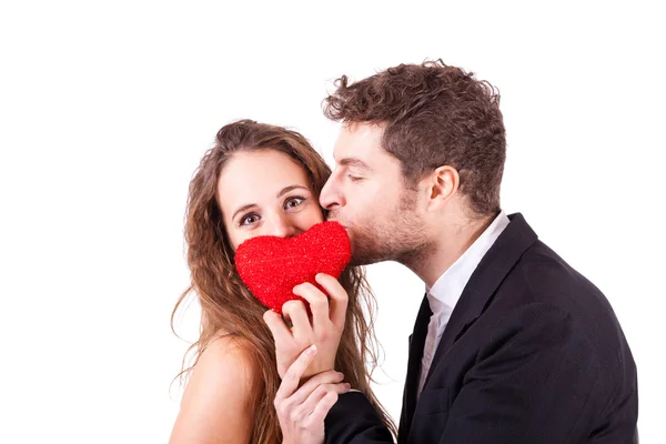 Couple tenant un cœur, symbole d'amour, le jour de la Saint-Valentin — Photo