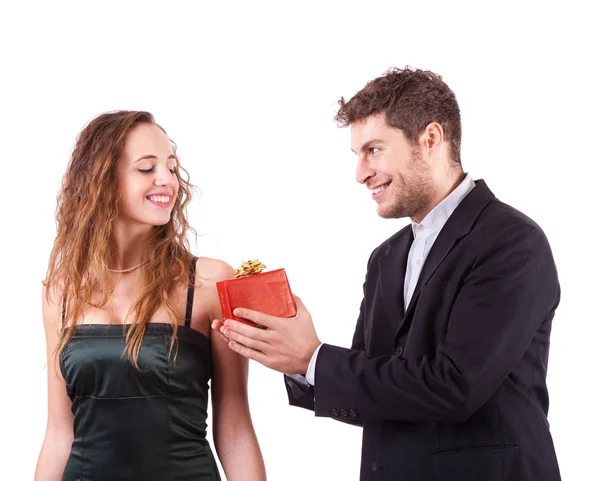 Hombre guapo dando un regalo en el día de San Valentín — Foto de Stock