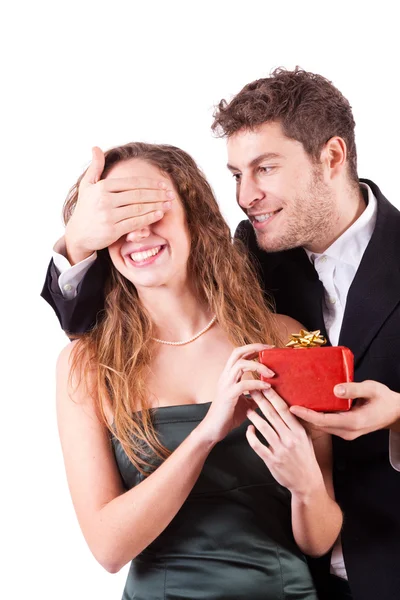 Pohledný muž dává dárek na Valentýna — Stock fotografie