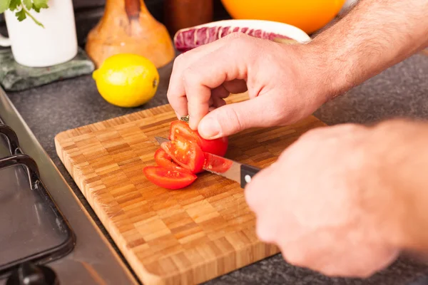 Homme coupant la tomate — Photo