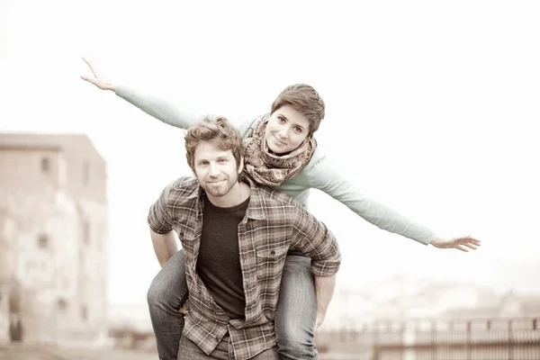 幸せな若いカップル — ストック写真