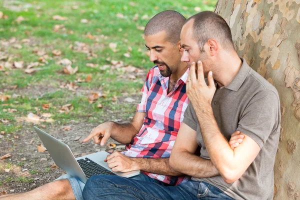 2 人の男性が公園でコンピューターでの作業 — ストック写真