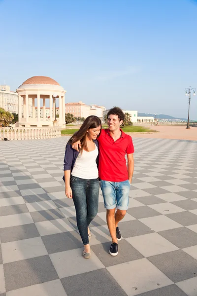幸せな若いカップルの歩行を採用 — ストック写真