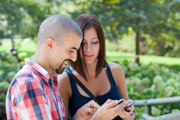 Šťastný pár s mobilním telefonem — Stock fotografie