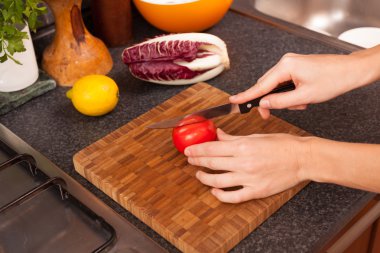 Mutfakta kadın kesme domates