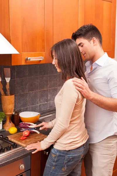 Heureux jeune couple dans la cuisine — Photo