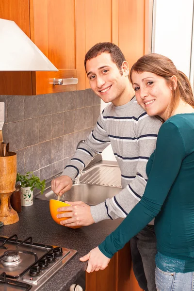 Esposa e marido cozinhando juntos na cozinha — Fotografia de Stock