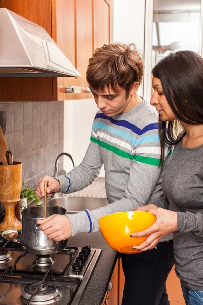 Casal multirracial feliz na cozinha — Fotografia de Stock