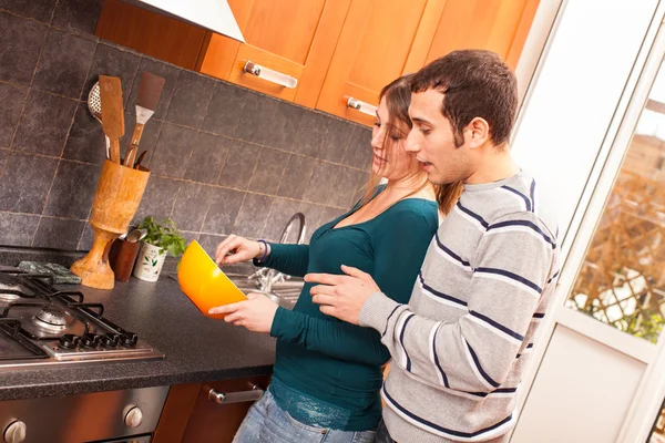 Femme et mari cuisinent ensemble dans la cuisine — Photo