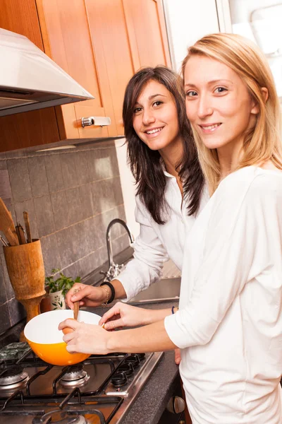 厨房里做饭的两个女性朋友 — 图库照片