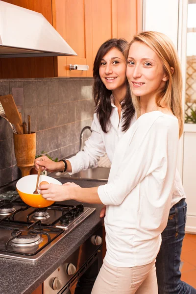 Duas amigas cozinhando na cozinha — Fotografia de Stock