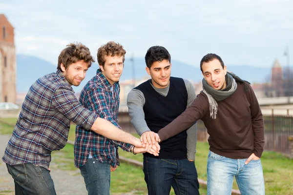 Feliz grupo de chicos fuera — Foto de Stock