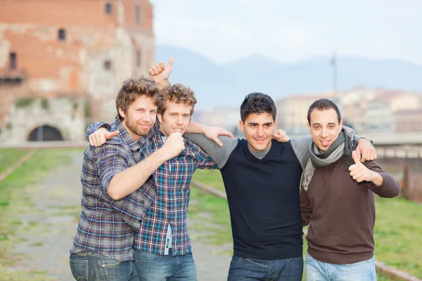 Šťastný skupina chlapců mimo — Stock fotografie