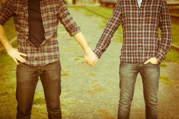 Outdise para gejów, trzymając się za ręce — Zdjęcie stockowe