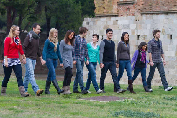 Gruppo multiculturale di camminare insieme — Foto Stock