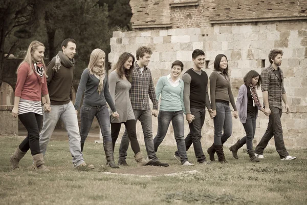Gruppo multiculturale di camminare insieme — Foto Stock