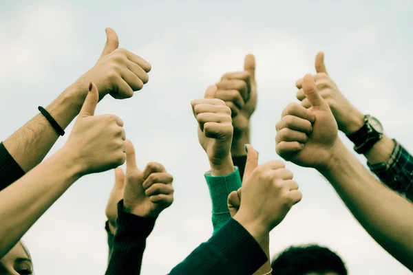 College Students with Thumbs Up — Stock Photo, Image