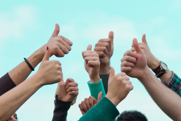 College Students with Thumbs Up — Stock Photo, Image