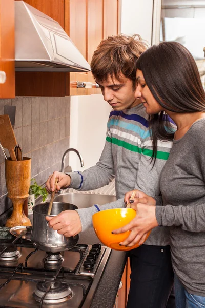 Heureux couple multiracial dans la cuisine — Photo