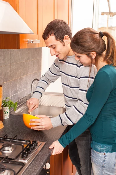 Esposa y esposo cocinando juntos en la cocina — Foto de Stock