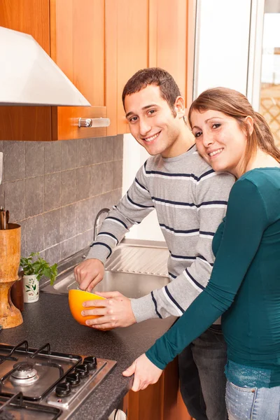 Frau und Mann kochen gemeinsam in der Küche — Stockfoto