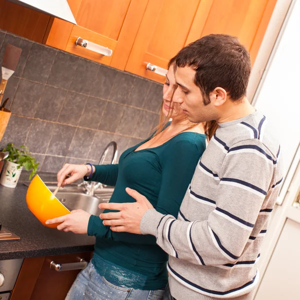 Frau und Mann kochen gemeinsam in der Küche — Stockfoto