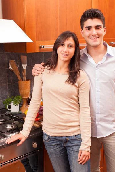 Щаслива молода пара на кухні — стокове фото