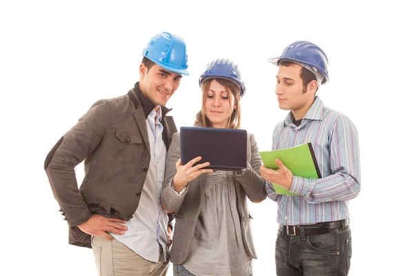 Engenheiros ou arquitetos com capacete em fundo branco — Fotografia de Stock