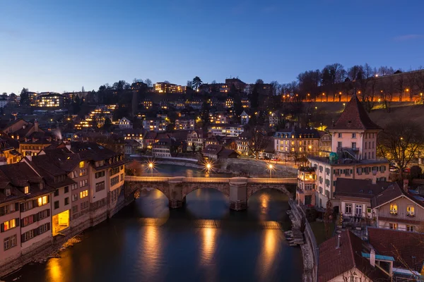 Bern ve aare Nehri gece manzarası — Stok fotoğraf