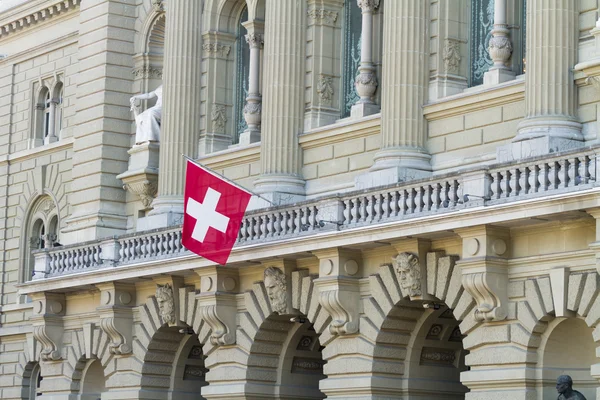 Bundeshaus cephesi ile İsviçre bayrağı Bern, İsviçre — Stok fotoğraf