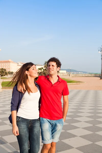 Glückliches junges Paar zu Fuß umarmt — Stockfoto