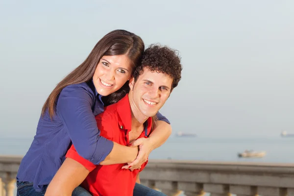 Sonriente joven pareja piggybacking —  Fotos de Stock