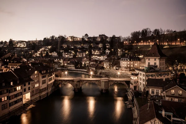 Bern és az Aare folyó éjszakai látképe — Stock Fotó