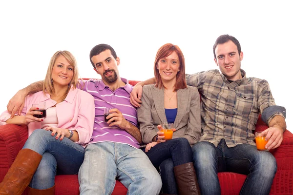 ソファの上に座って、飲む若いグループ — ストック写真