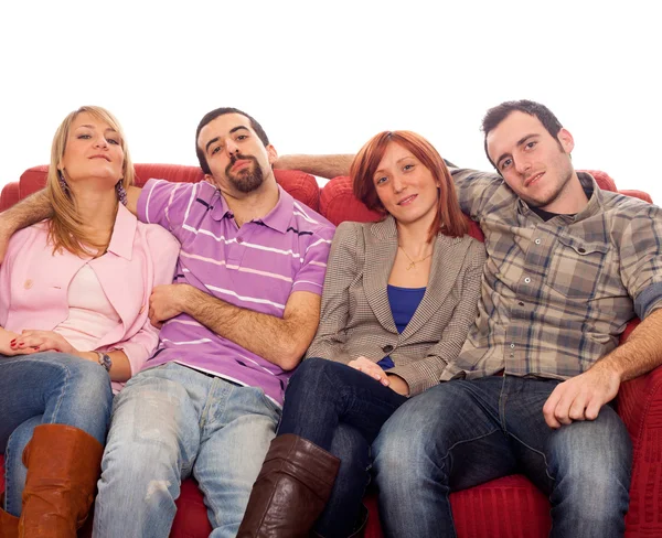Czterech chłopców i dziewcząt na kanapie — Zdjęcie stockowe