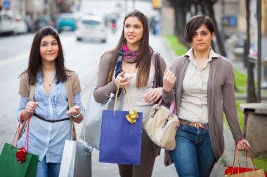 üç güzel genç kadın alışveriş yaparken