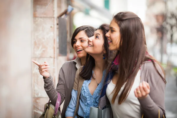 Tre vackra unga kvinnor gör shopping — Stockfoto
