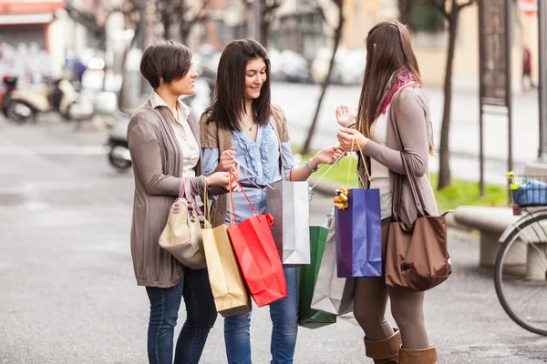 Üç güzel genç kadın alışveriş yaparken — Stok fotoğraf