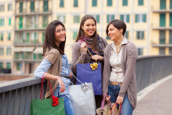 Tre belle giovani donne che fanno shopping — Foto Stock