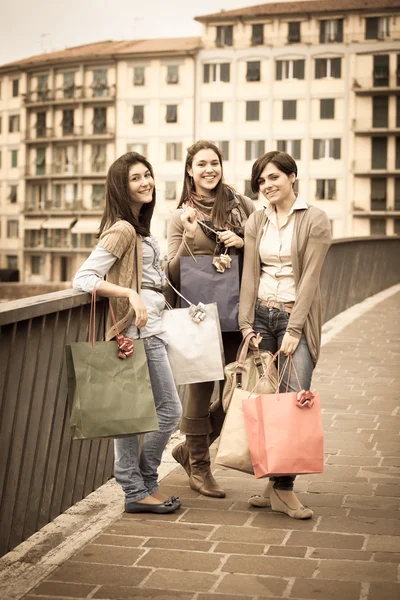 Trzy piękne młode kobiety robią zakupy — Zdjęcie stockowe