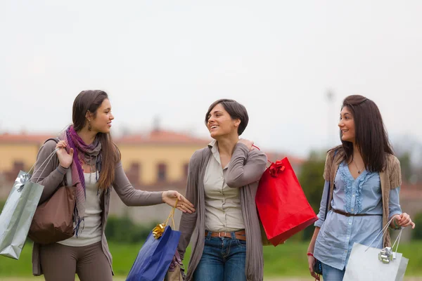 Giovani donne al parco dopo lo shopping — Foto Stock