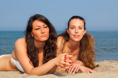 iki genç kadın güneş banyosu