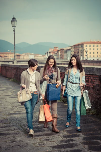 Mooie jonge vrouwen waliking in de stad met shopping tassen — Stockfoto