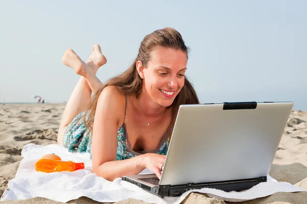 Mulher trabalhando no computador na praia — Fotografia de Stock